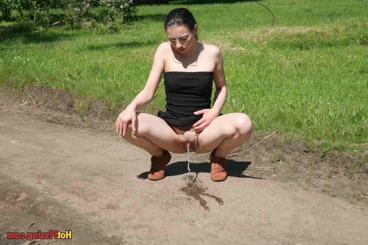 15P Girl pissing outdoors