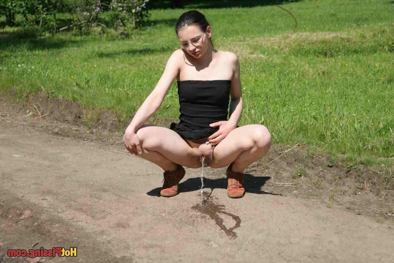 15P Girl pissing outdoors