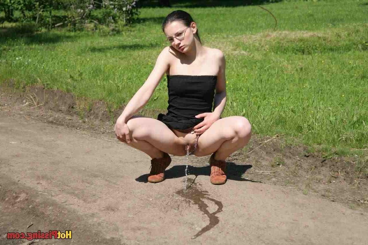 15P Girl pissing outdoors