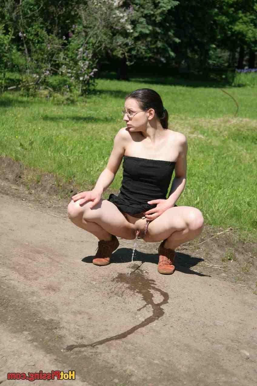 15P Girl pissing outdoors