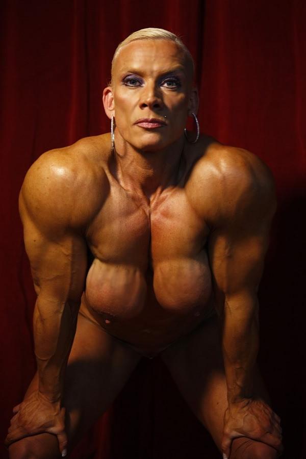 12P Female Bodybuilder goes full nude after competition