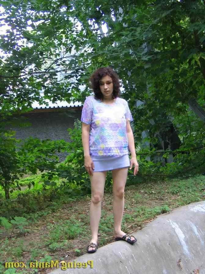 15P Slut peeing outdoors