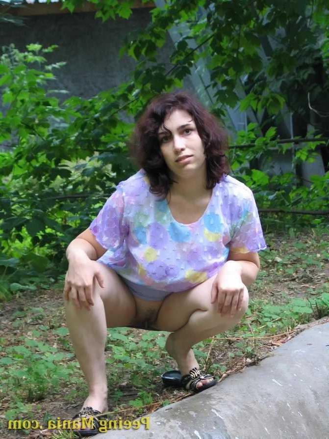 15P Slut peeing outdoors