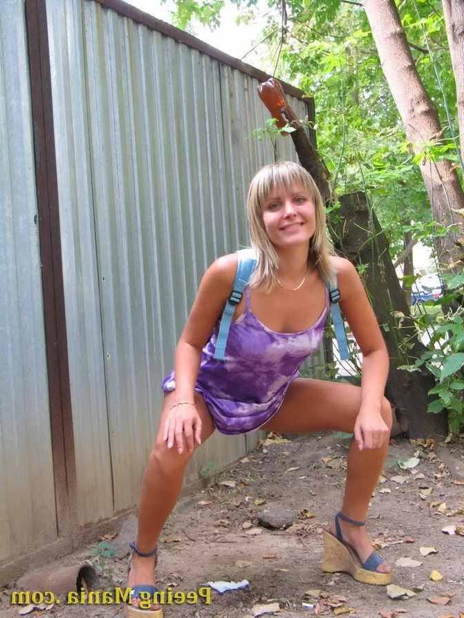 15P Hot girl peeing outdoors