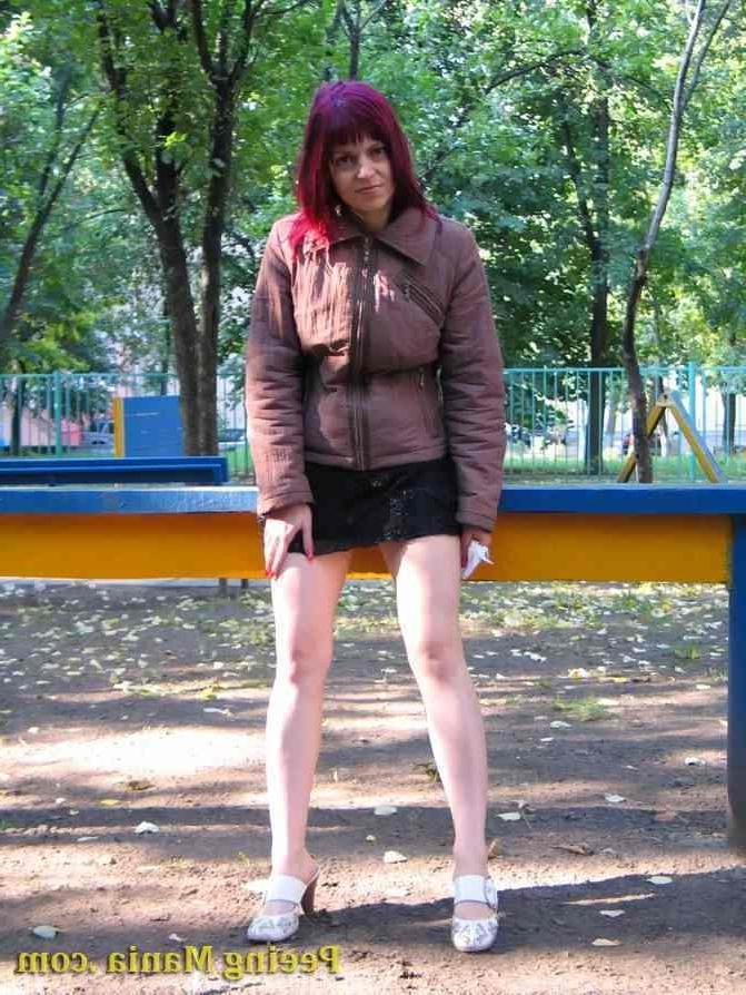6P Teen peeing outdoors