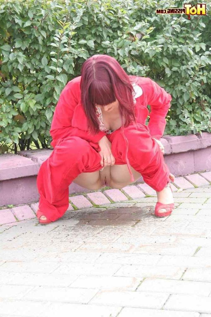 16P Redhead pissing outdoors