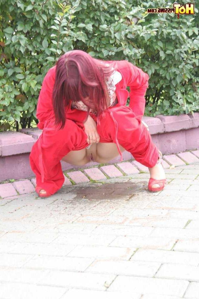 16P Redhead pissing outdoors