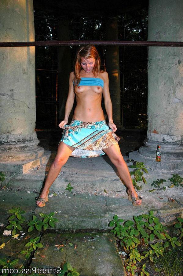 12P Thin tanned hottie takes a nightly leak in a park