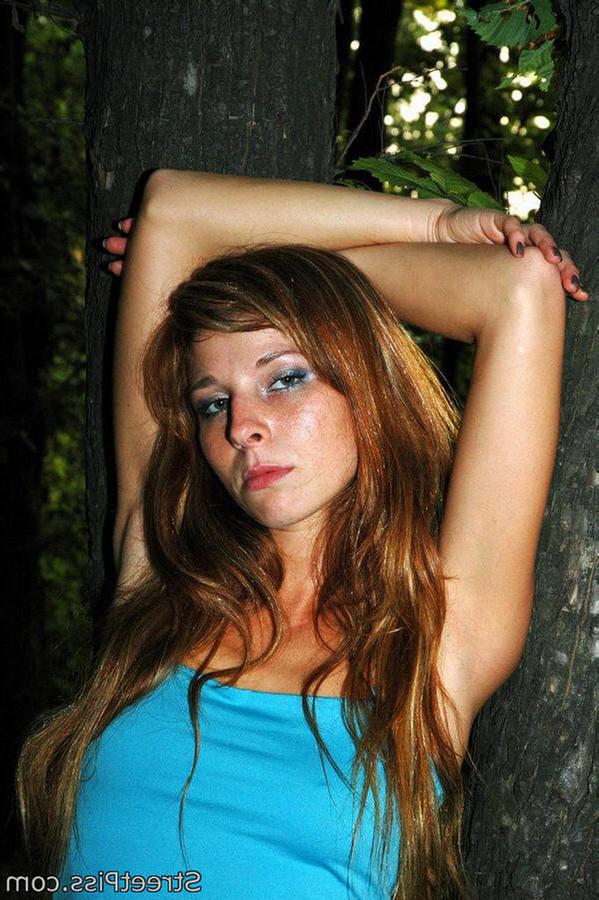 12P Thin tanned hottie takes a nightly leak in a park