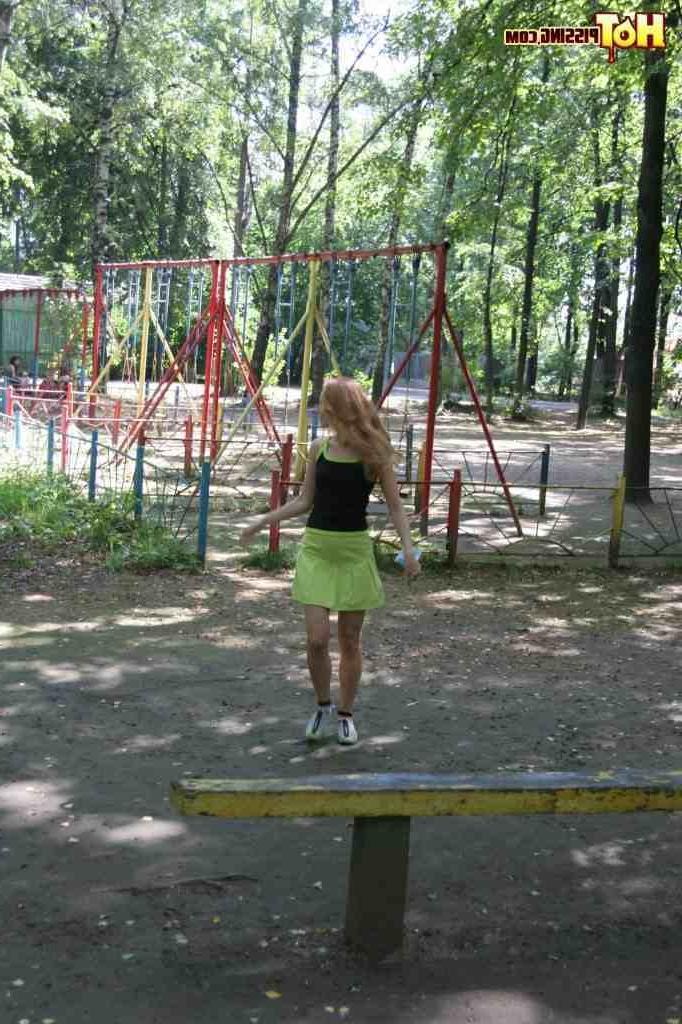 16P Girl pissing outdoors