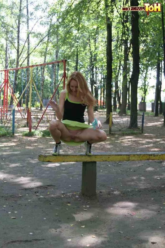 16P Girl pissing outdoors
