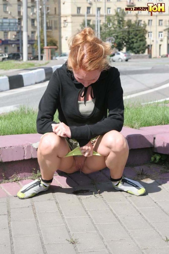 16P Girl pissing next to a street