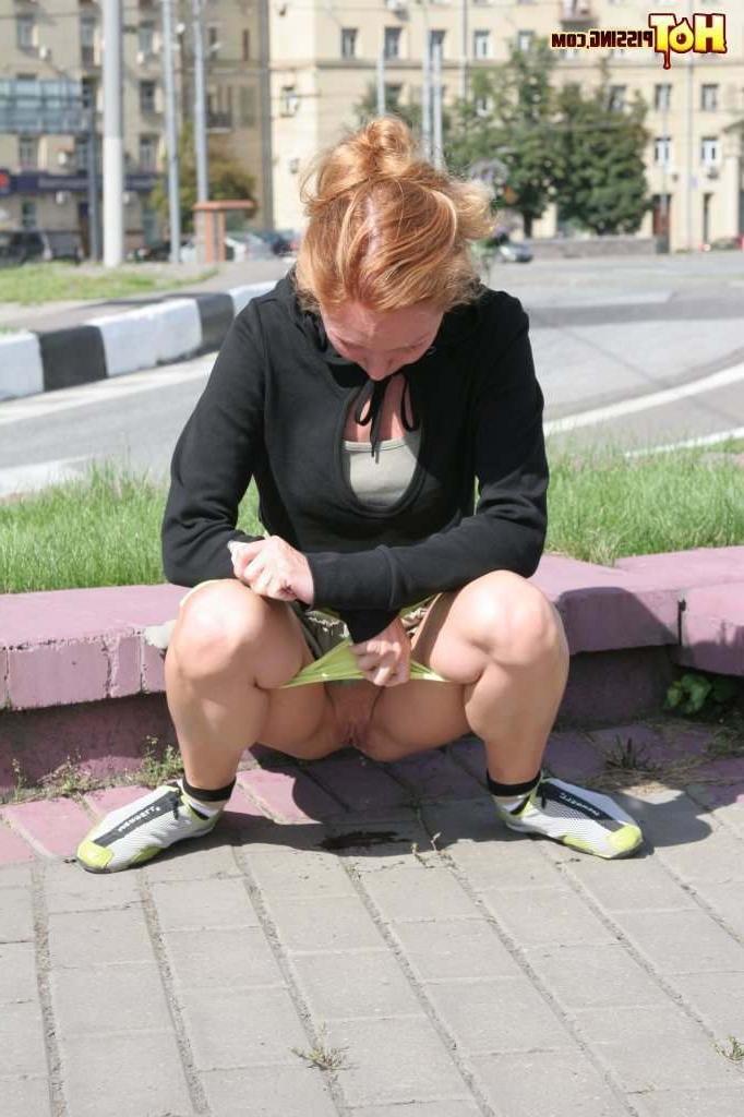 16P Girl pissing next to a street