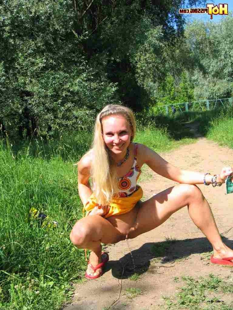 16P Hot blonde pissing outdoors