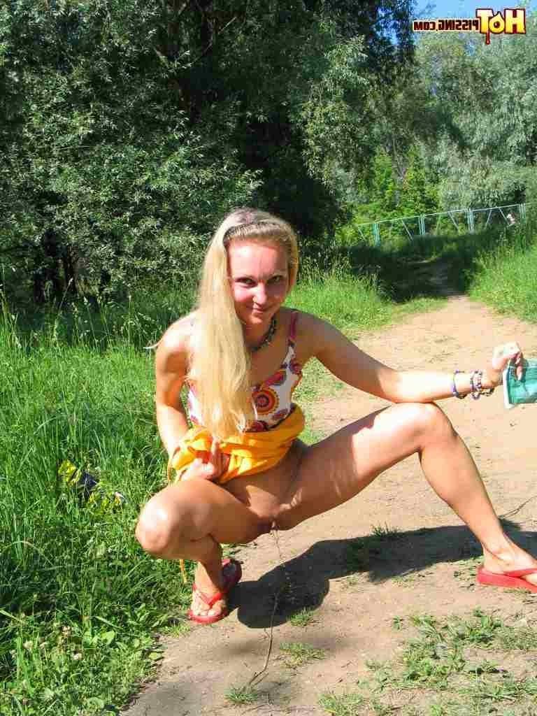 16P Hot blonde pissing outdoors