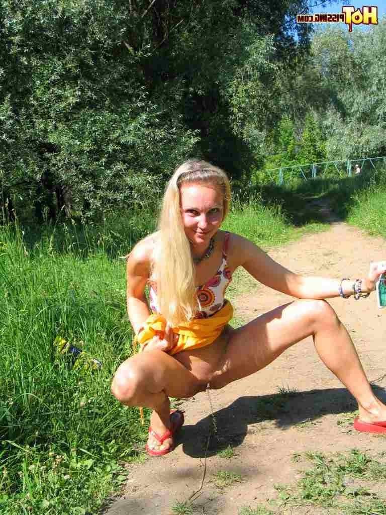 16P Hot blonde pissing outdoors