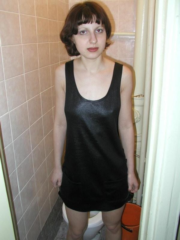 15P Hot amateur brunette peeing