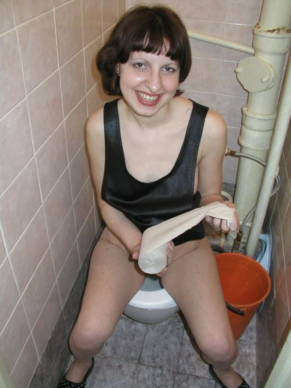 15P Hot amateur brunette peeing