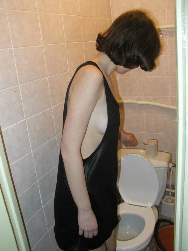 15P Hot amateur brunette peeing