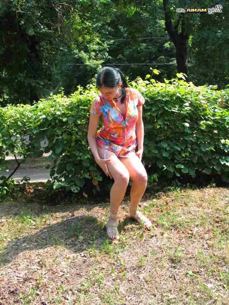 16P Girl peeing outdoors