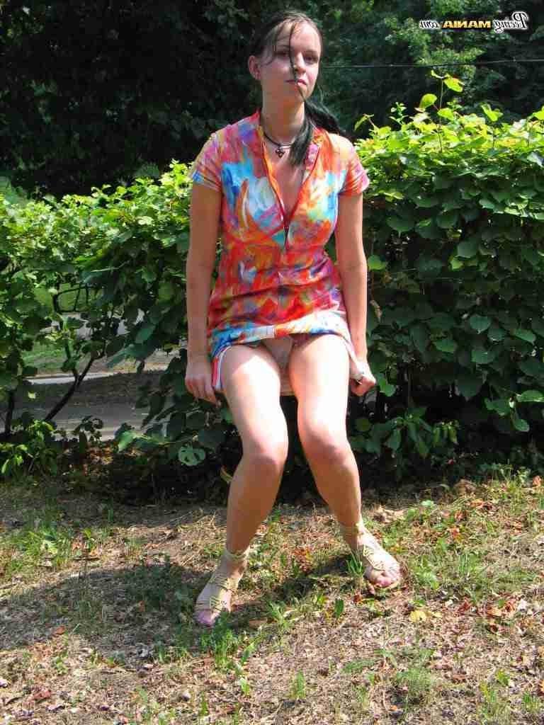 16P Girl peeing outdoors