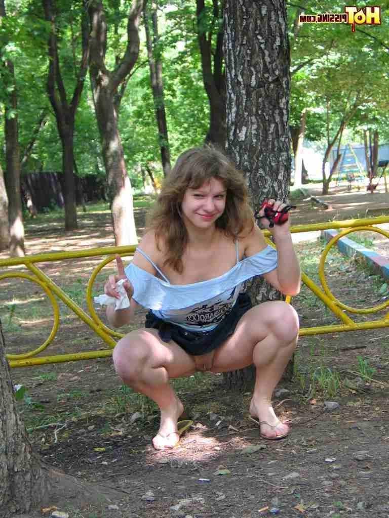 16P Slut pissing in the park