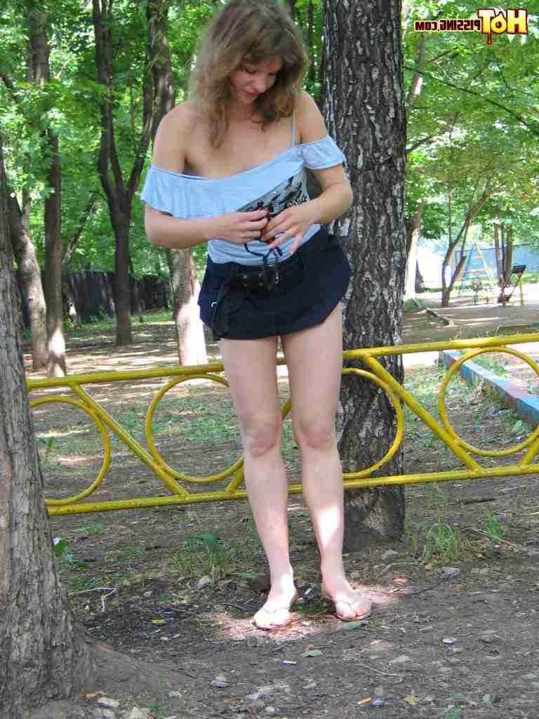 16P Slut pissing in the park