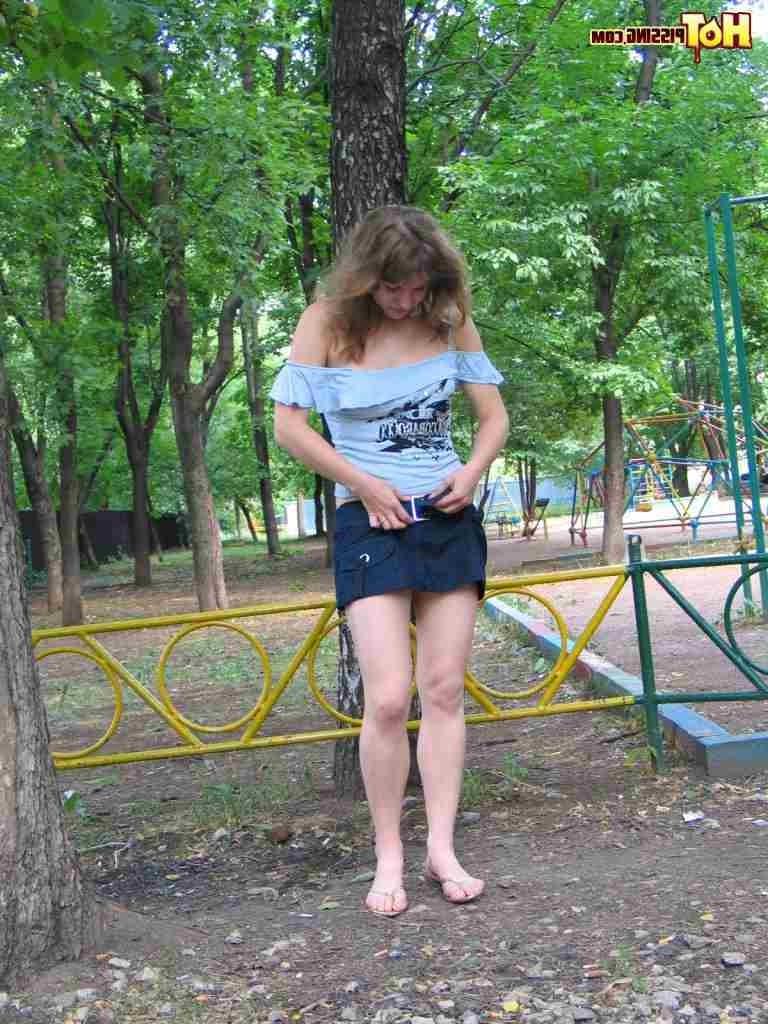 16P Slut pissing in the park