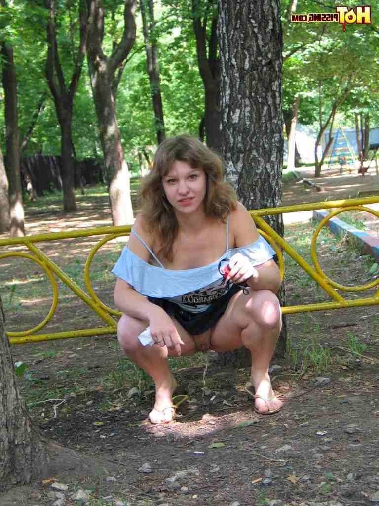 16P Slut pissing in the park