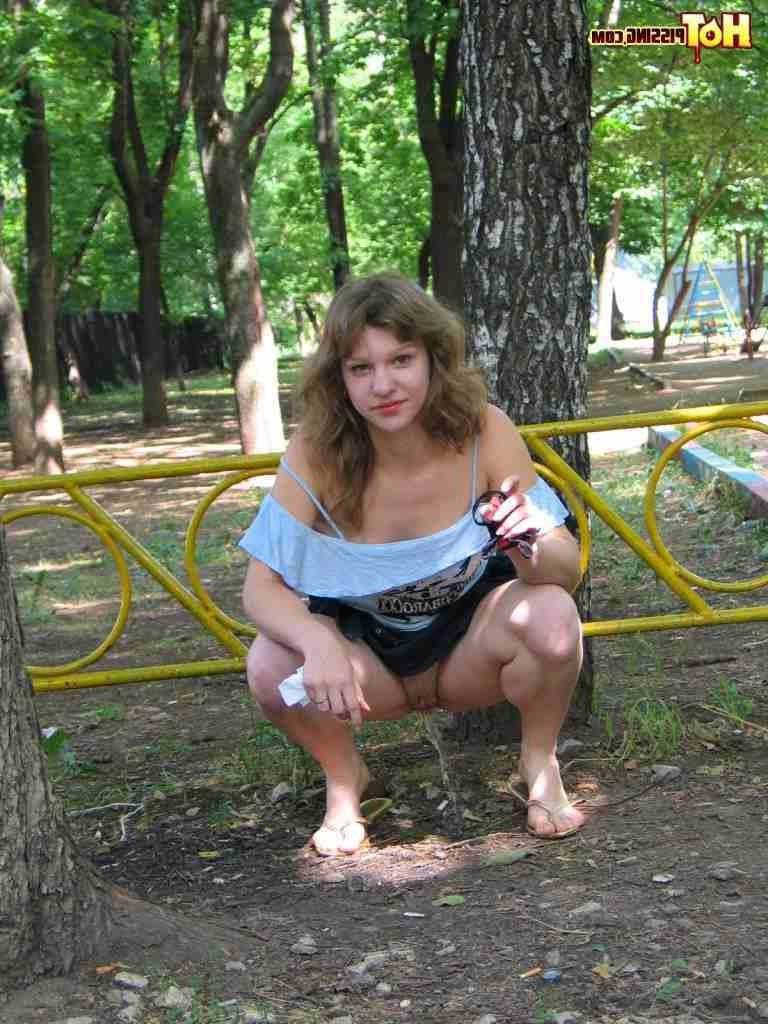 16P Slut pissing in the park