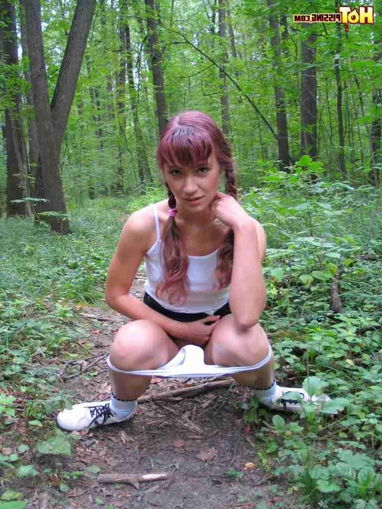 16P Girl pissing in the woods