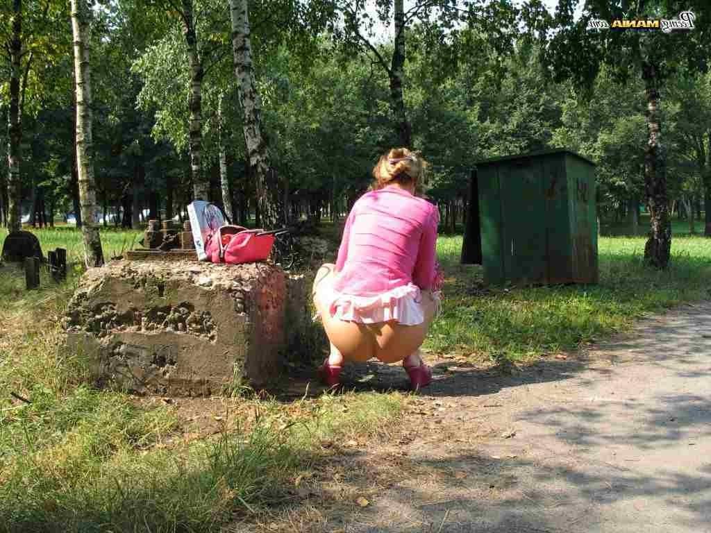 16P Girl peeing outdoors