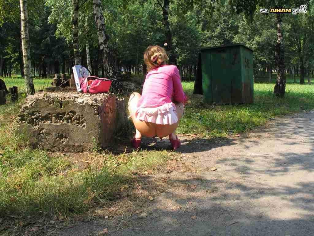 16P Girl peeing outdoors