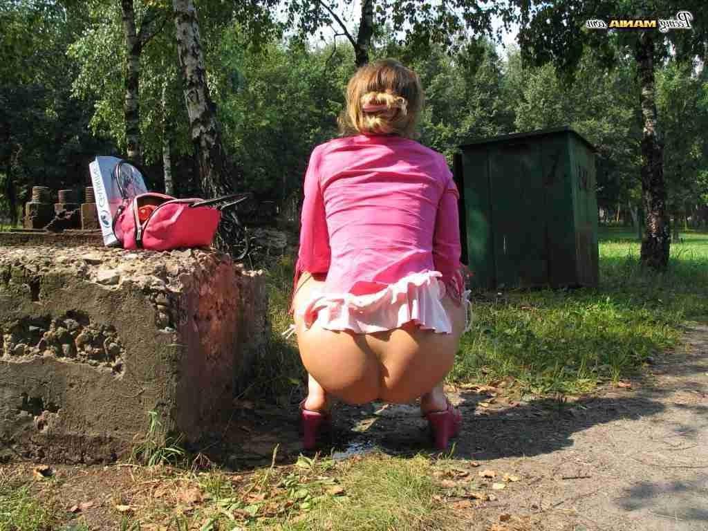 16P Girl peeing outdoors