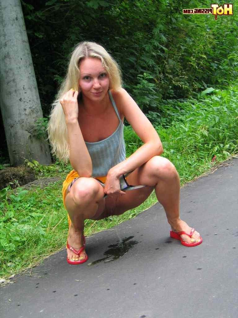 16P Hot blonde pissing outdoors
