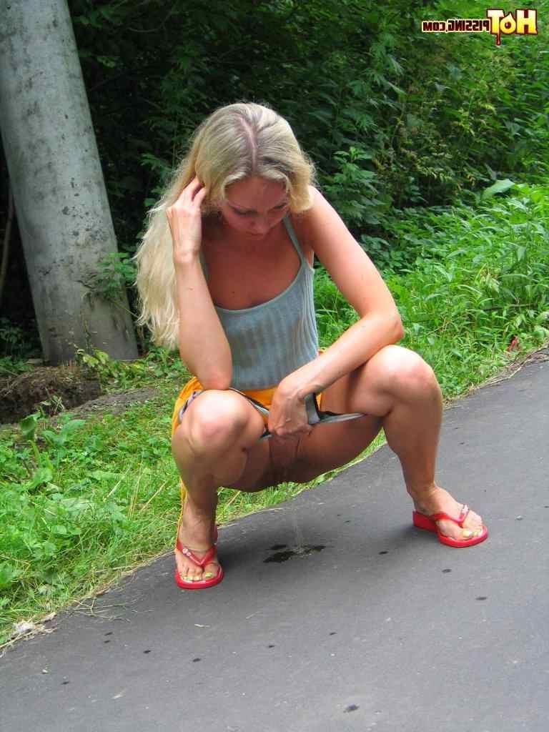 16P Hot blonde pissing outdoors