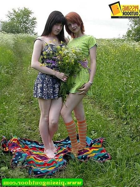 16P Two sluts pissing in each others mouths