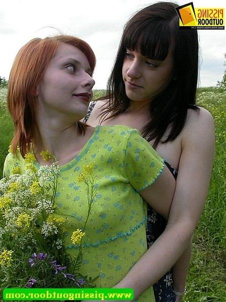 16P Two sluts pissing in each others mouths