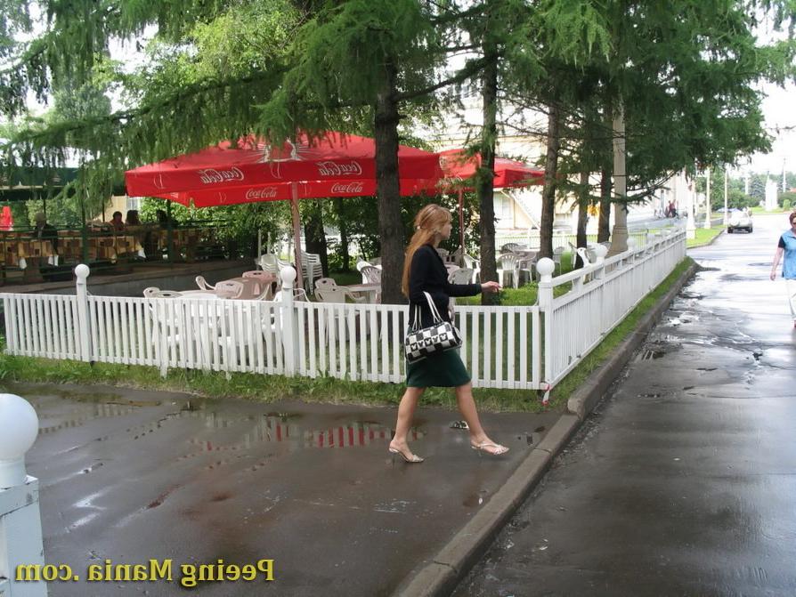 15P Round nude butt of a peeing chick in an outdoor voyeur camera focus