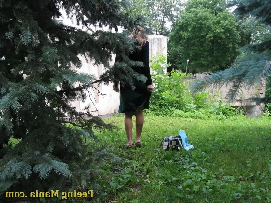 15P Round nude butt of a peeing chick in an outdoor voyeur camera focus