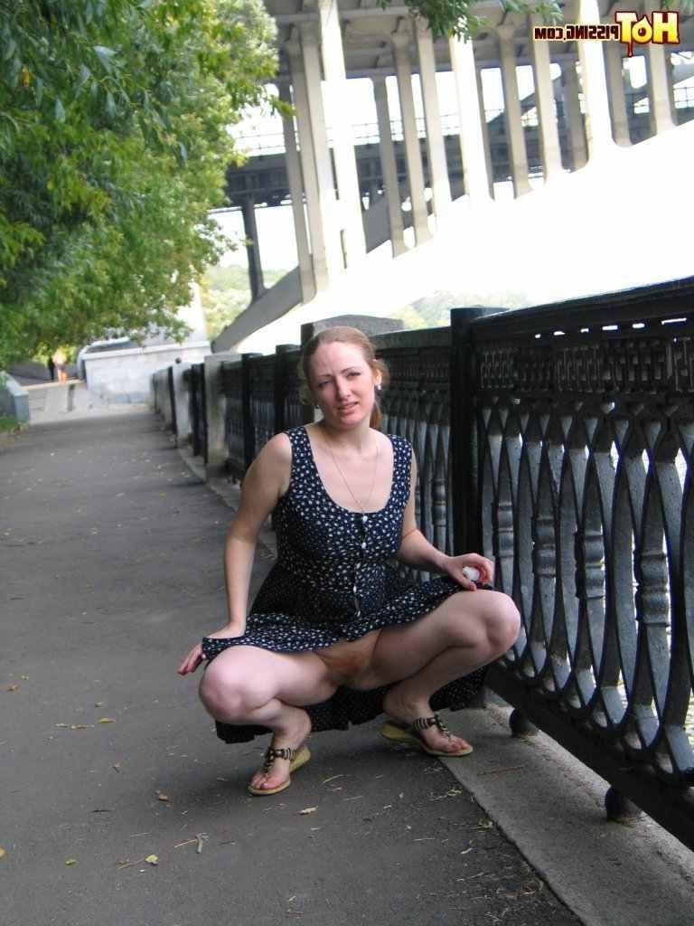 16P Girl pissing outdoors
