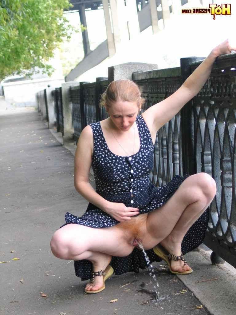 16P Girl pissing outdoors
