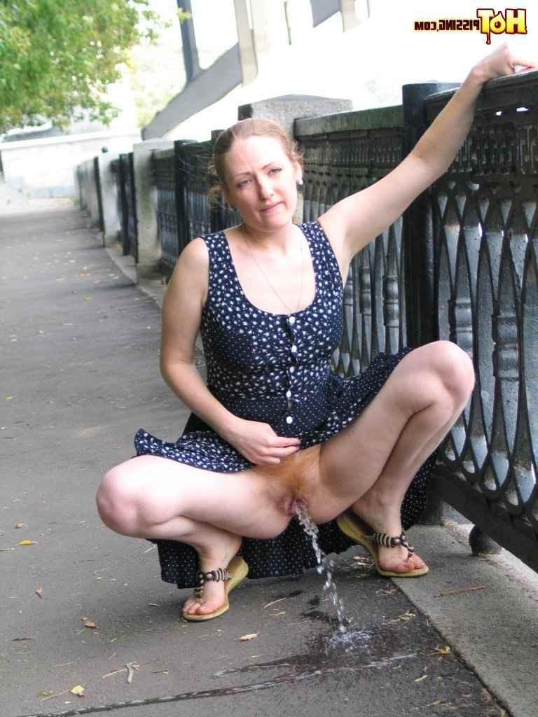 16P Girl pissing outdoors