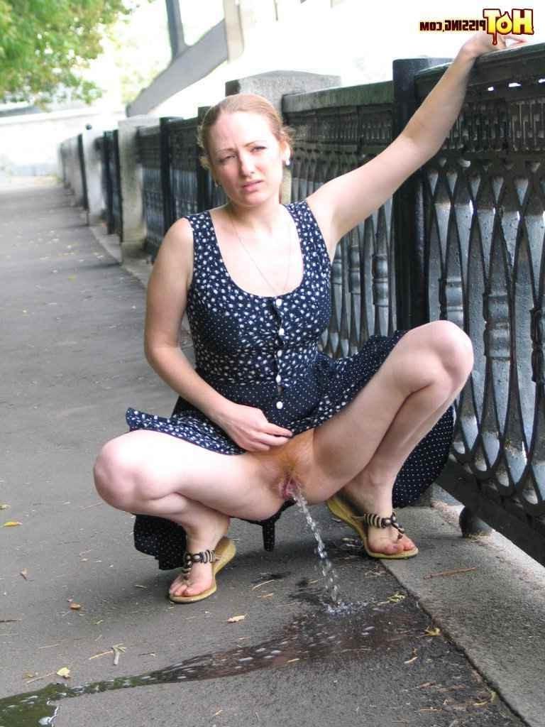 16P Girl pissing outdoors