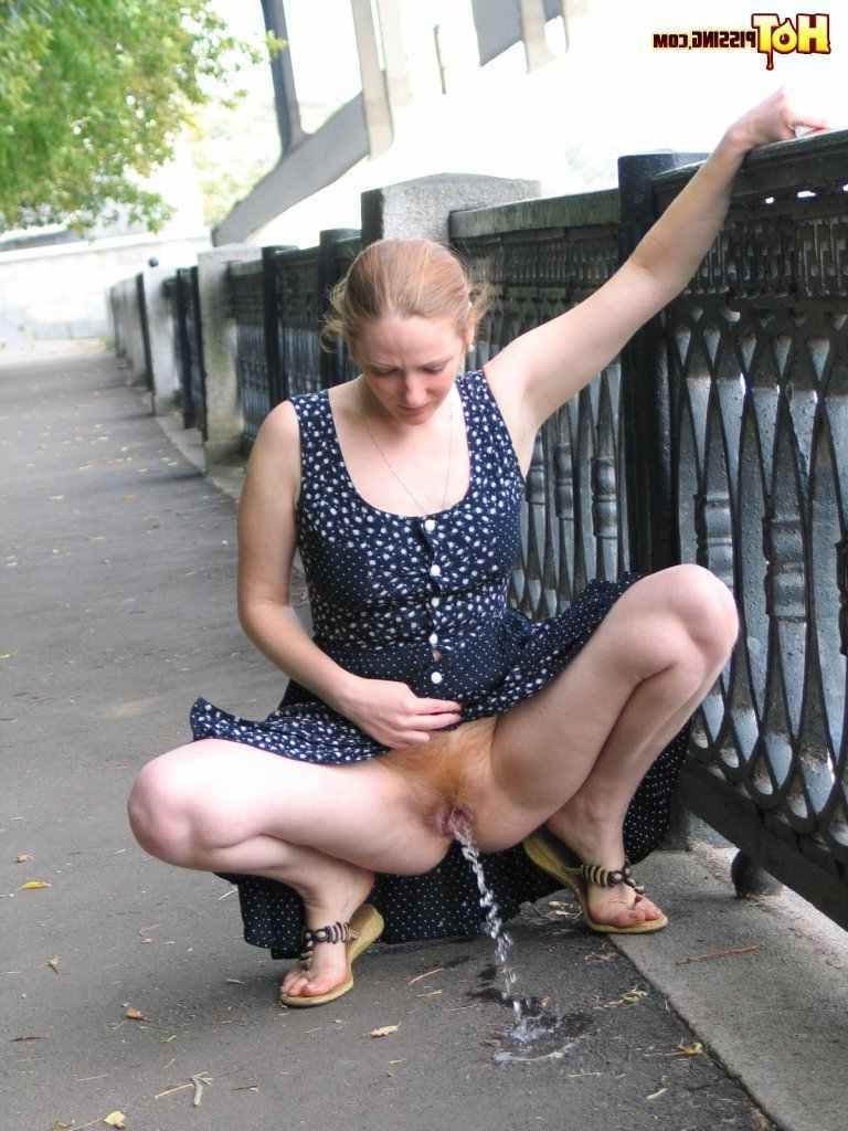 16P Girl pissing outdoors