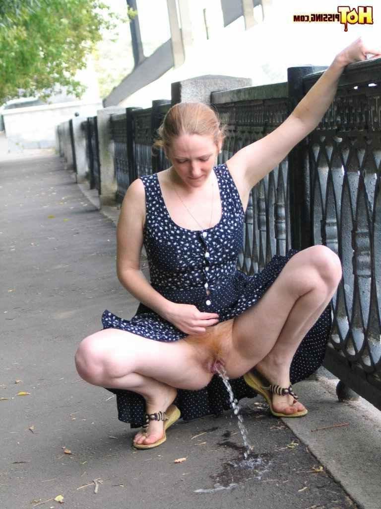 16P Girl pissing outdoors