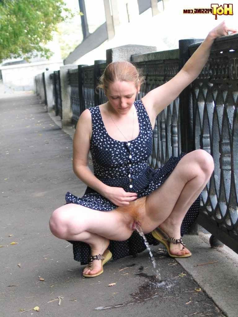 16P Girl pissing outdoors