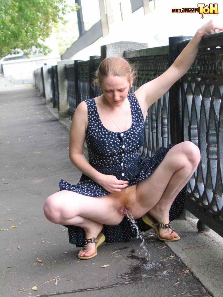 16P Girl pissing outdoors