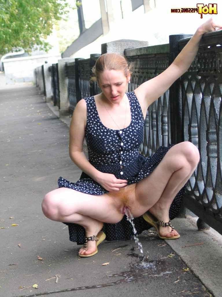 16P Girl pissing outdoors