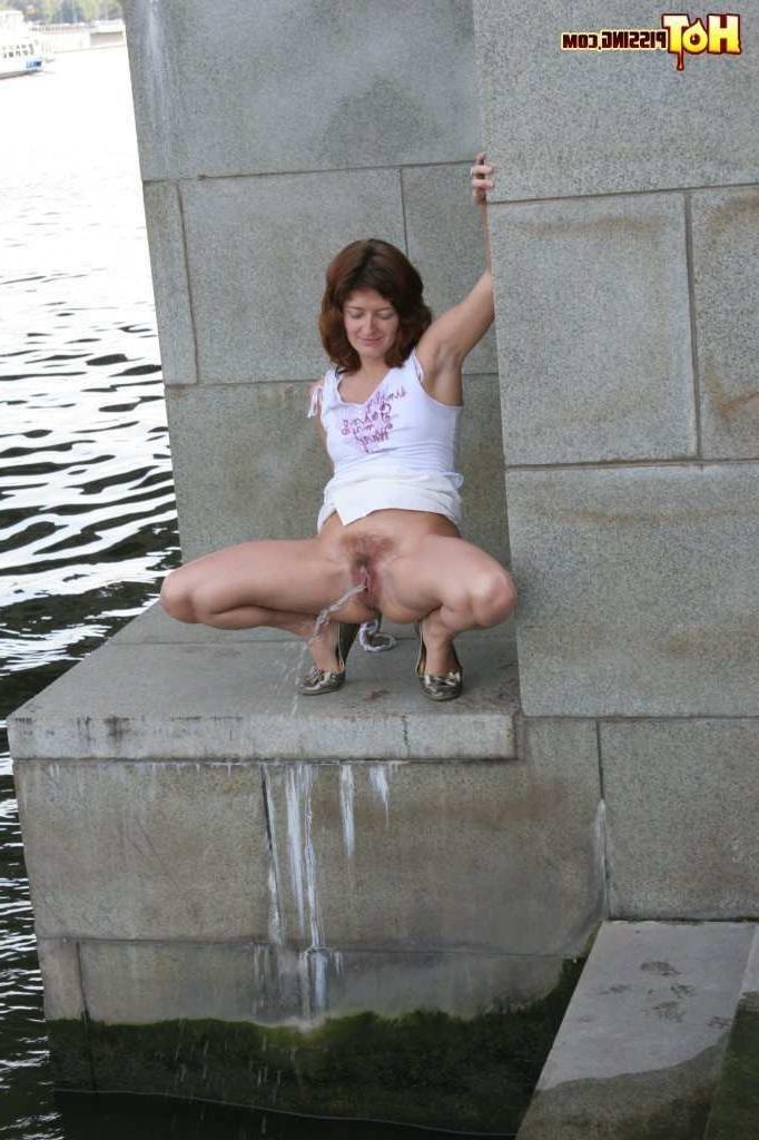 16P Slut pissing outdoors
